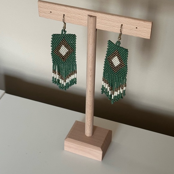 Green, gold and white beaded earrings - Picture 5 of 5